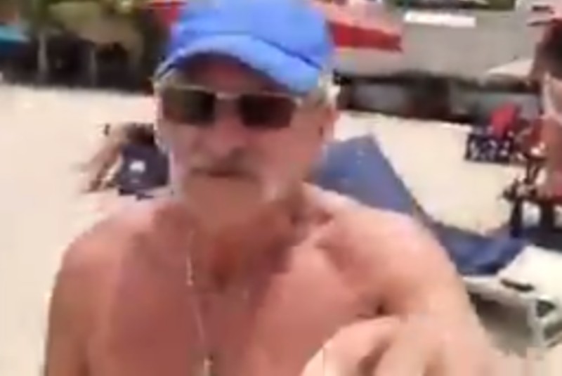 Turista agrede a reportera tras filmarlo por pasear en playas de Puerto Vallarta en plena contingencia (+video). Noticias en tiempo real