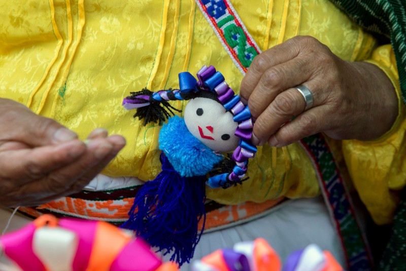 Comunidad indígena intercambia muñecas Lele por alimentos para subsistir. Noticias en tiempo real