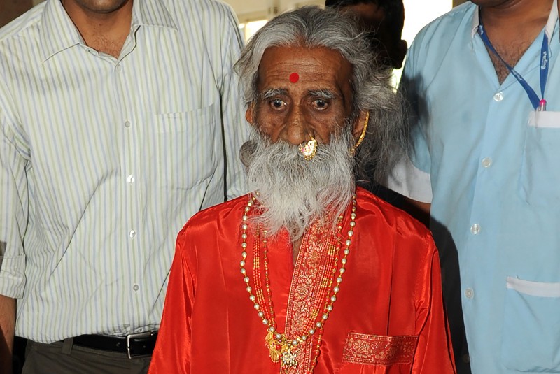 Muere yogui indio que afirmaba llevar 80 años sin comer ni beber. Noticias en tiempo real