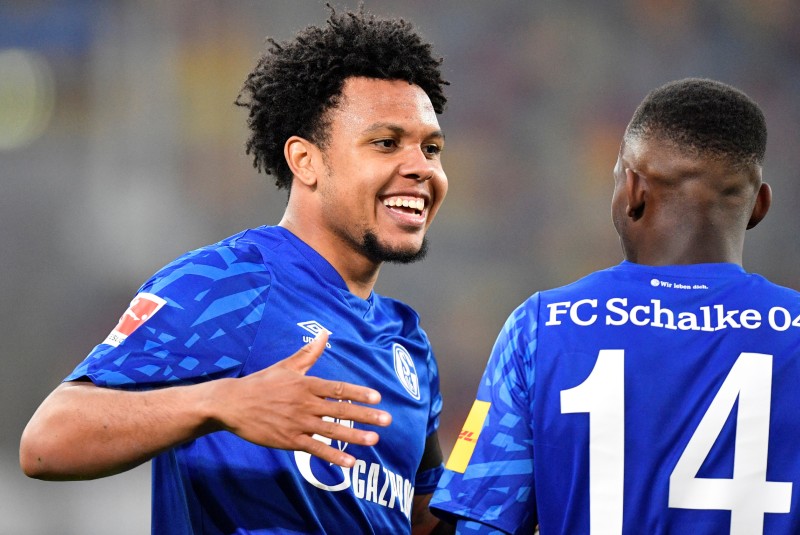 Jugador del Schalke McKennie porta brazalete con mensaje “Justice for George”. Noticias en tiempo real