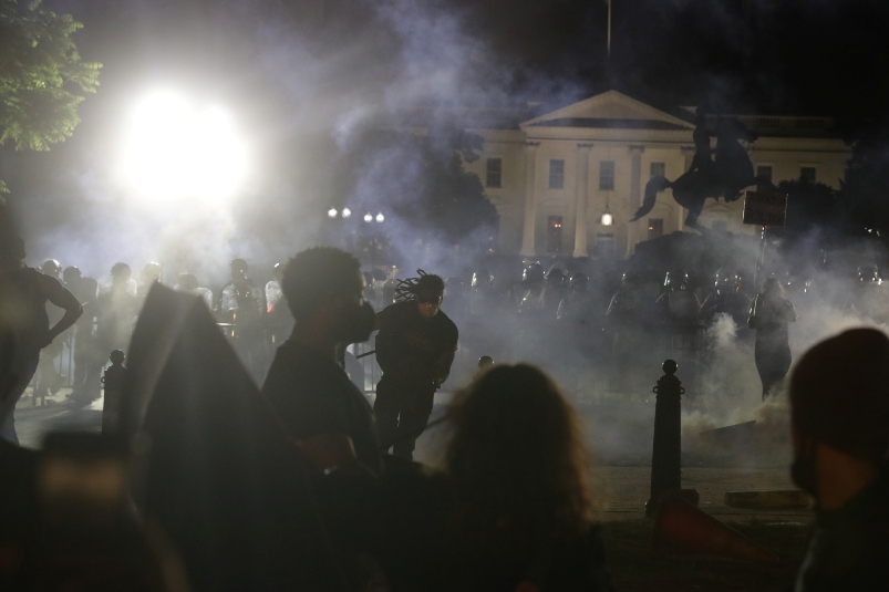 Policía lanza gas lacrimógeno para dispersar protesta ante la Casa Blanca (+videos). Noticias en tiempo real