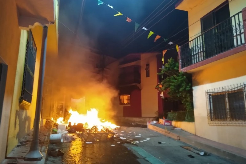 Pobladores de Chiapas incendia hospital por presunto “ataque químico” con Covid-19 (+fotos+video). Noticias en tiempo real