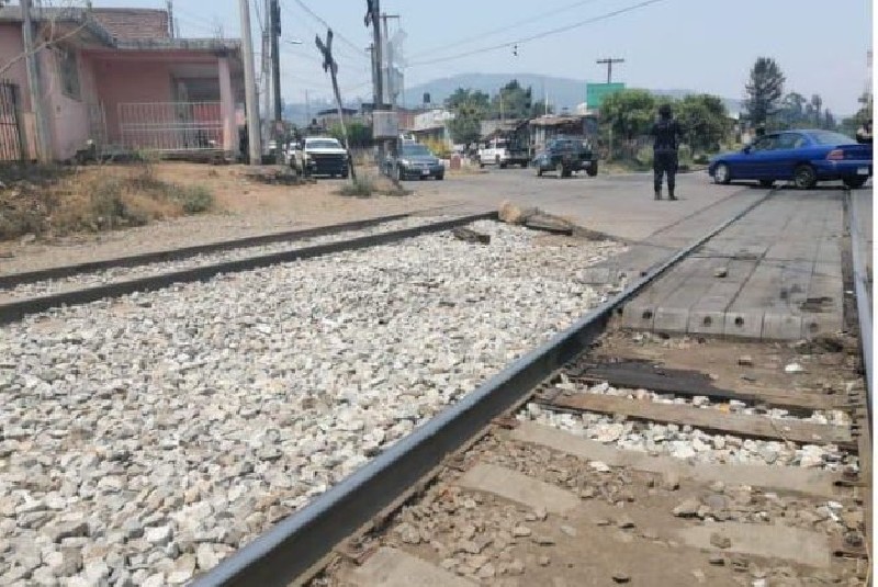 Normalistas bloquean vías del tren en Michoacán. Noticias en tiempo real