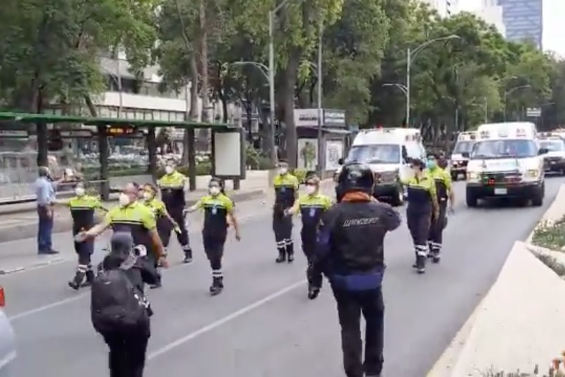 Paramédicos arman caravana en homenaje a compañeros fallecidos (+video). Noticias en tiempo real