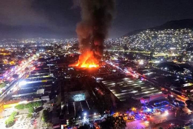 Incendio en el mercado de abasto de Oaxaca consume más de cien locales. Noticias en tiempo real
