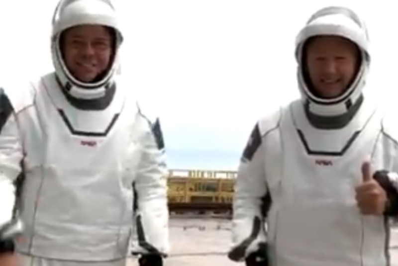 Con mucho estilo, astronautas de histórico lanzamiento estrenan trajes nunca antes vistos (+videos). Noticias en tiempo real