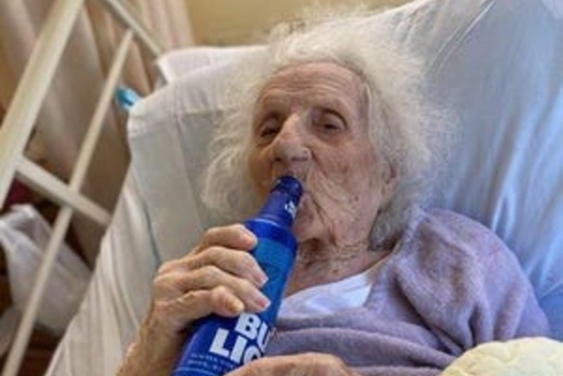 Abuelita de 103 años celebra con una cerveza que venció al coronavirus. Noticias en tiempo real