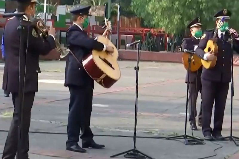 Policías llevan serenata en Tlatelolco por el Día de las Madres (+video). Noticias en tiempo real