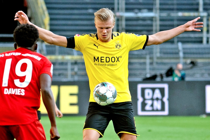 Erlin Haaland, figura del Borussia Dortmund, sufre lesión en el clásico al chocar contra el árbitro. Noticias en tiempo real