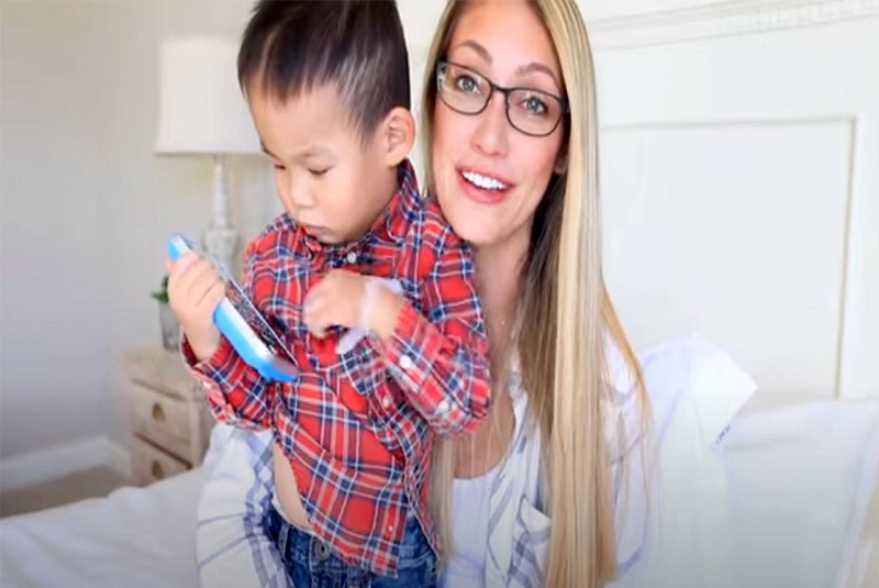 ‘Youtubers’ se vuelven famosos por adoptar un niño; ahora lo entregan a otra familia (+videos). Noticias en tiempo real