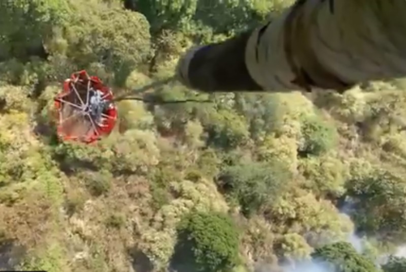 Con helicóptero cisterna refuerzan labores para combatir incendio en el Cerro de El Zirate, Michoacán. Noticias en tiempo real