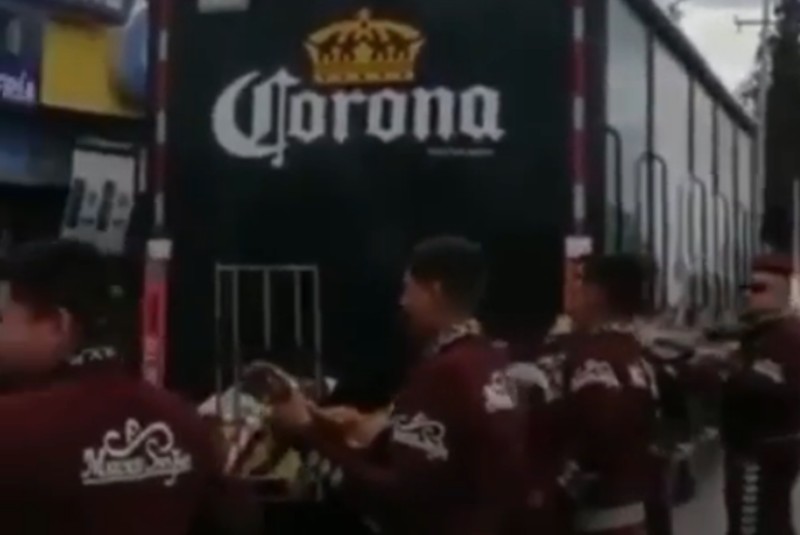 Con mariachis y aplausos, reciben primer camión de cerveza tras desabasto en Coahuila (+video). Noticias en tiempo real