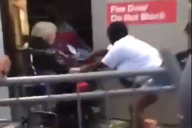 Saqueadores rocían con con un extintor a mujer de la tercera edad en Minneapolis (+video). Noticias en tiempo real