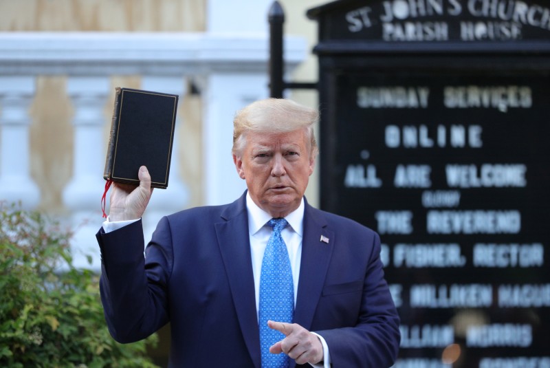 Con biblia en mano, Trump visita iglesia de St John’s y dice: “somos el país más grande del mundo” (+fotos). Noticias en tiempo real