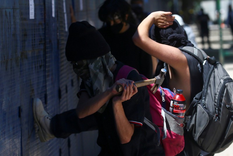 Aprehenden a policías que patearon a joven durante protesta en CDMX. Noticias en tiempo real