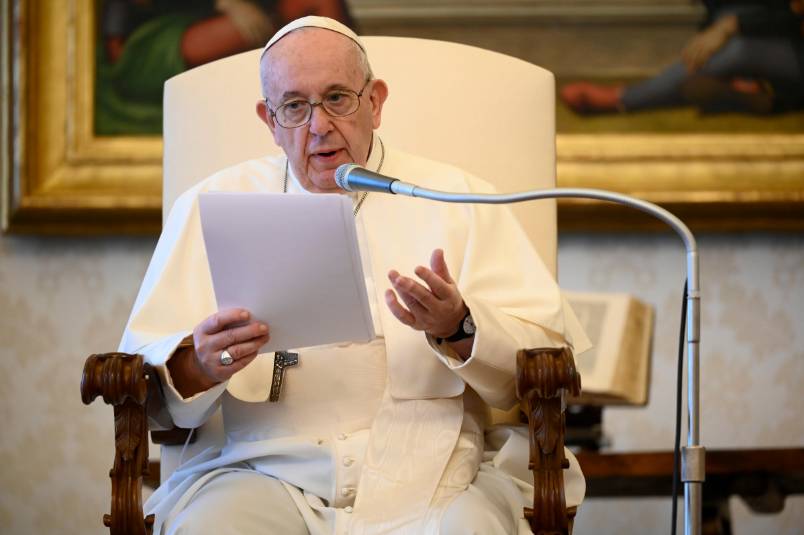 Papa aparta temporalmente a obispo involucrado en escándalo de pedofilia