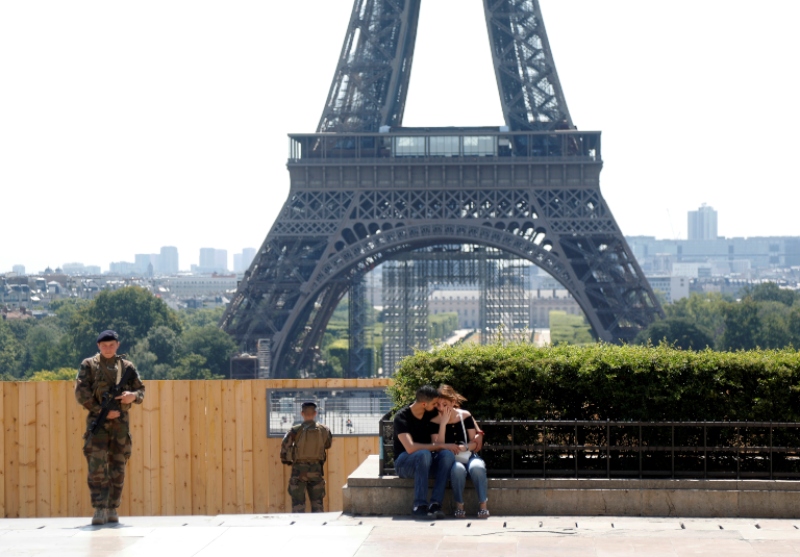 Torre Eiffel vuelve a abrir pero, sin ascensores, los visitantes deben subir 674 escalones. Noticias en tiempo real