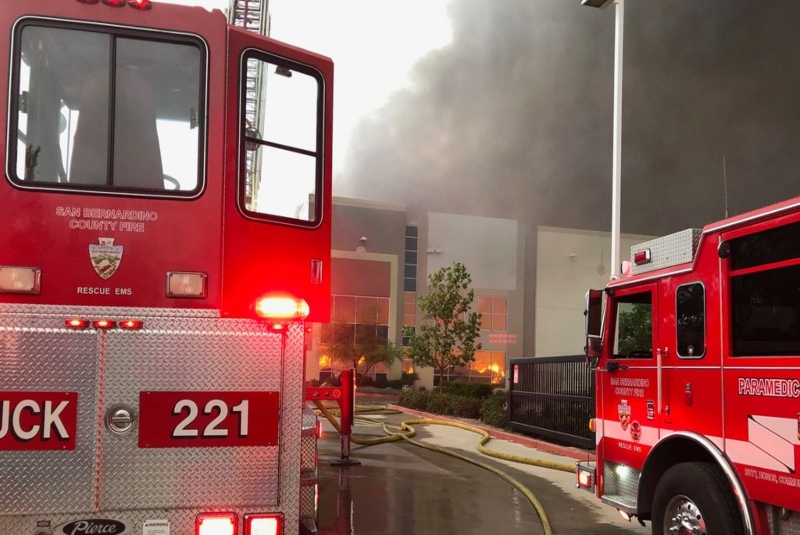Así fue el incendio que consumió almacen de Amazon en California (+fotos+videos). Noticias en tiempo real
