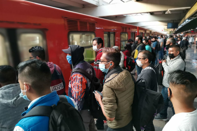 De confinados a amontonados: Metro y Metrobús a tope pese a Covid-19. Noticias en tiempo real