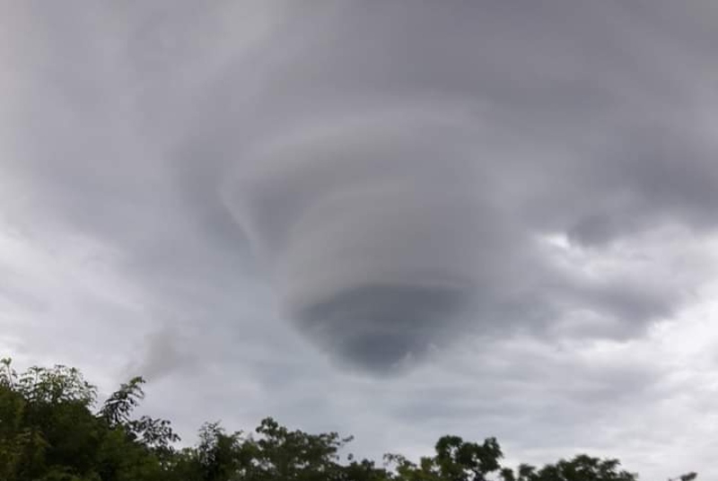 Fenómeno similar a tornado sorprende a habitantes de Tathuicapan, Veracruz. Noticias en tiempo real
