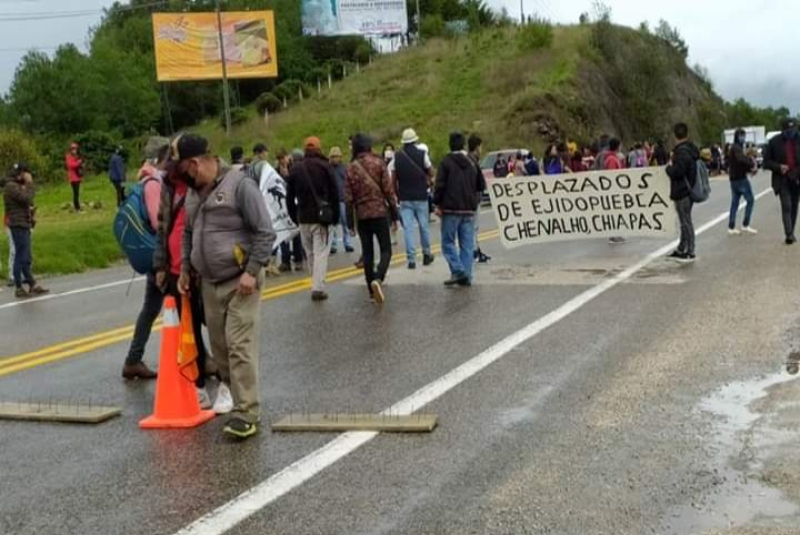 Bloquean autopista Tuxtla Gutiérrez-San Cristóbal de Las Casas indígenas desplazados en Chiapas (+fotos). Noticias en tiempo real