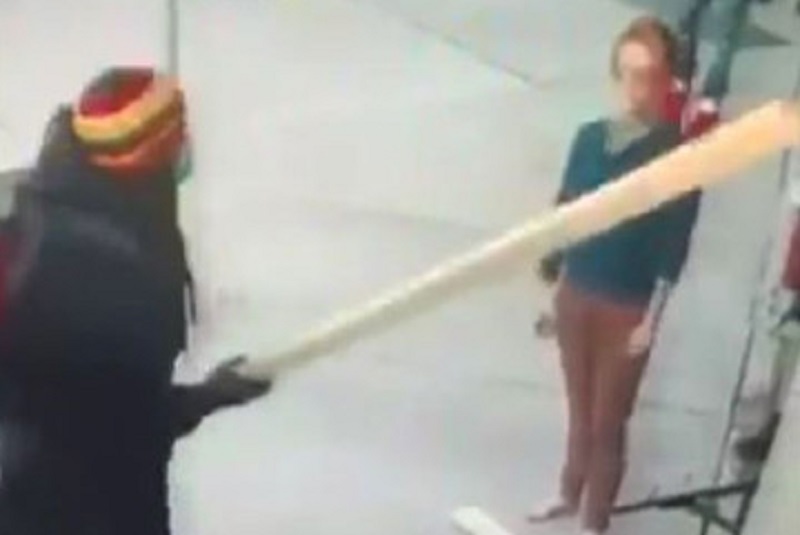 Saqueadores golpean con palos a mujer que defendía su tienda en medio de protestas (+video). Noticias en tiempo real