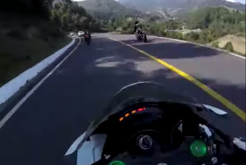 Motociclista cae a barranco por invadir carril contrario en carretera del Edomex (+video). Noticias en tiempo real