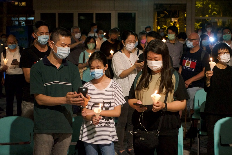 Hong Kong desafía confinamiento, conmemoran a víctimas de Tiananmén. Noticias en tiempo real