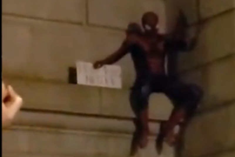 Spiderman se une a protestas para exigir justicia por Floyd (+videos). Noticias en tiempo real