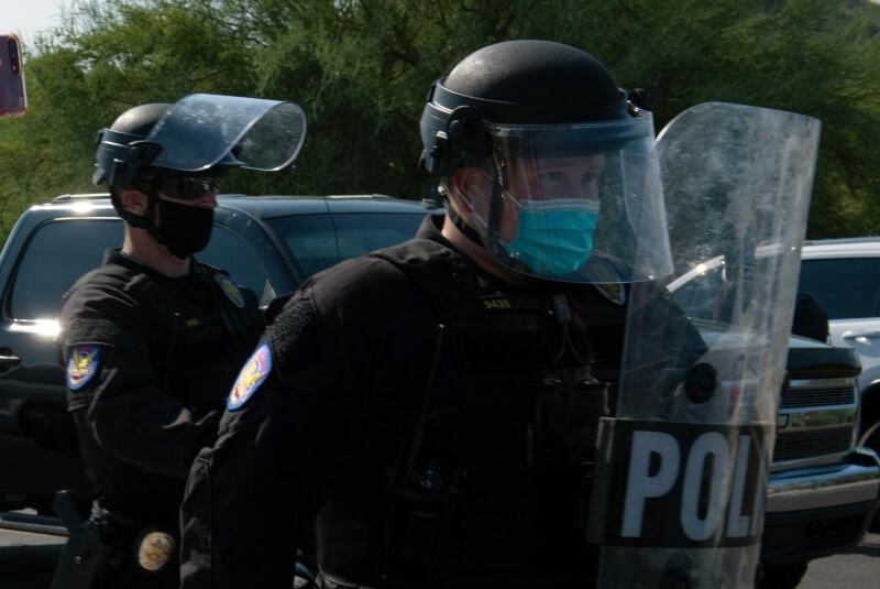 Jefe de policía en Arizona ofrece renuncia tras muerte de latino en custodia. Noticias en tiempo real