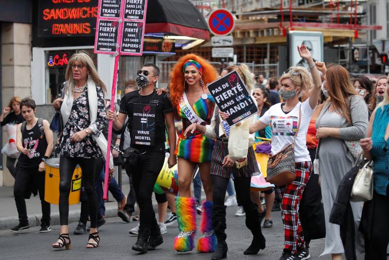 Una marcha del Orgullo Gay reúne a miles de manifestantes en París. Noticias en tiempo real
