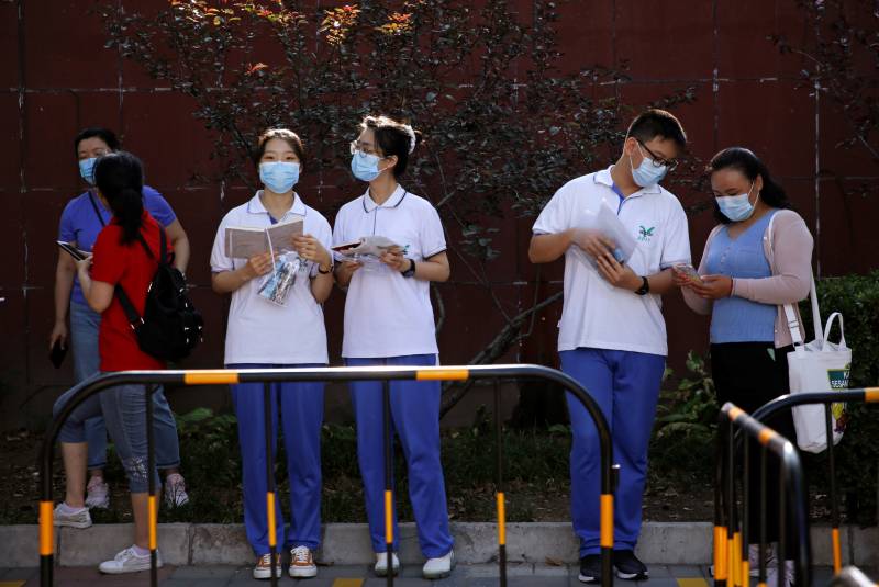 Estudiantes chinos pasan examen de bachillerato con retraso y miedo al coronavirus. Noticias en tiempo real