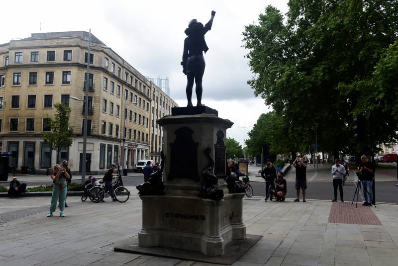 Retiran estatua que representaba a manifestante de “Black lives matter” en Reino Unido. Noticias en tiempo real