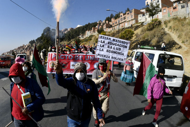 Bolivianos protestan contra políticas de salud implementadas por Jeanine Áñez. Noticias en tiempo real