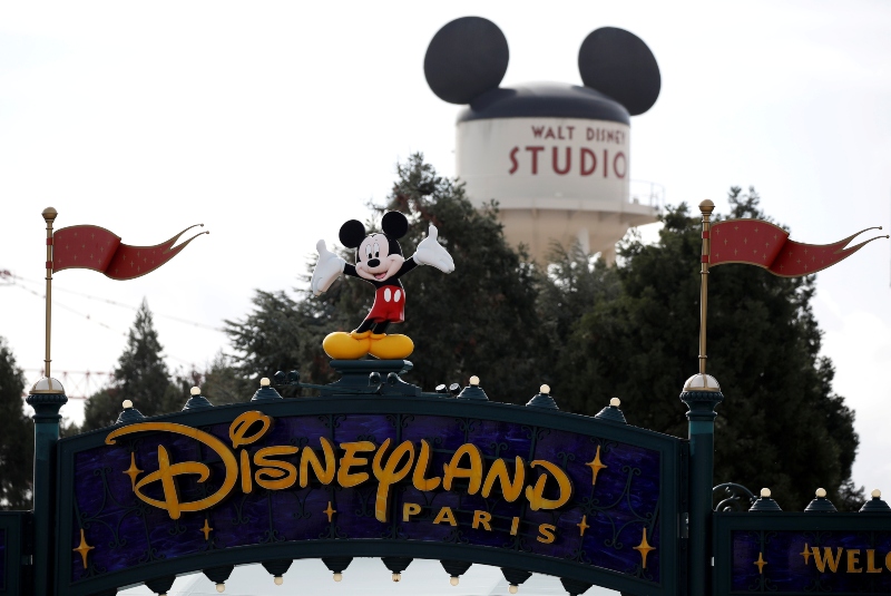 Fanáticos corren a comprar a las tiendas en Disneyland pese a que parque sigue cerrado. Noticias en tiempo real