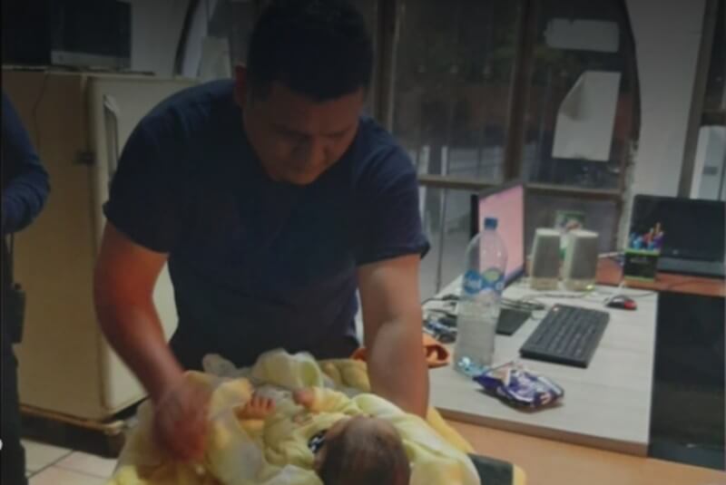 Con RCP, policía salva la vida de recién nacido en Tlajomulco, Jalisco. Noticias en tiempo real