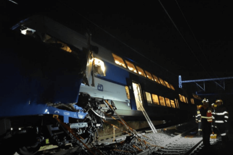 Choque de trenes cerca de Praga deja decenas de heridos (+fotos). Noticias en tiempo real