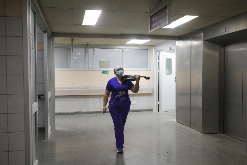 Enfermera chilena que tocó su violín, da nota de aliento a pacientes Covid-19. Noticias en tiempo real