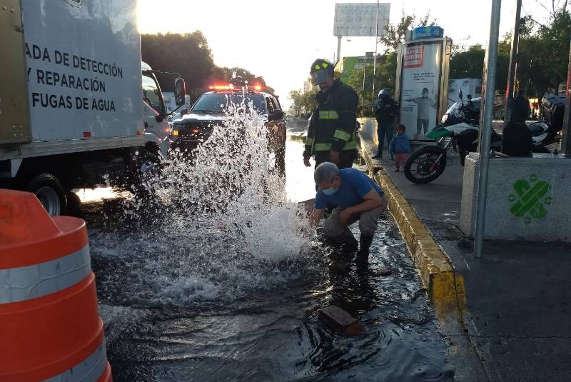 Reportan megafuga de agua en Eje Central Lázaro Cárdenas (+video). Noticias en tiempo real