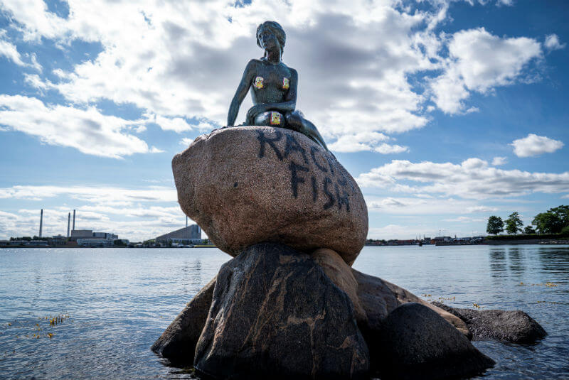 Estatua de la Sirenita es vandalizada con consigna antiracista “pescado racista”. Noticias en tiempo real