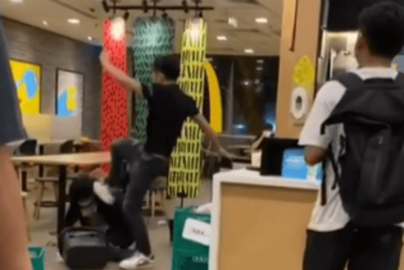 ¡Auch! Por pedirle usar cubrebocas, cliente le da golpiza a cajero en Hong Kong (+video). Noticias en tiempo real