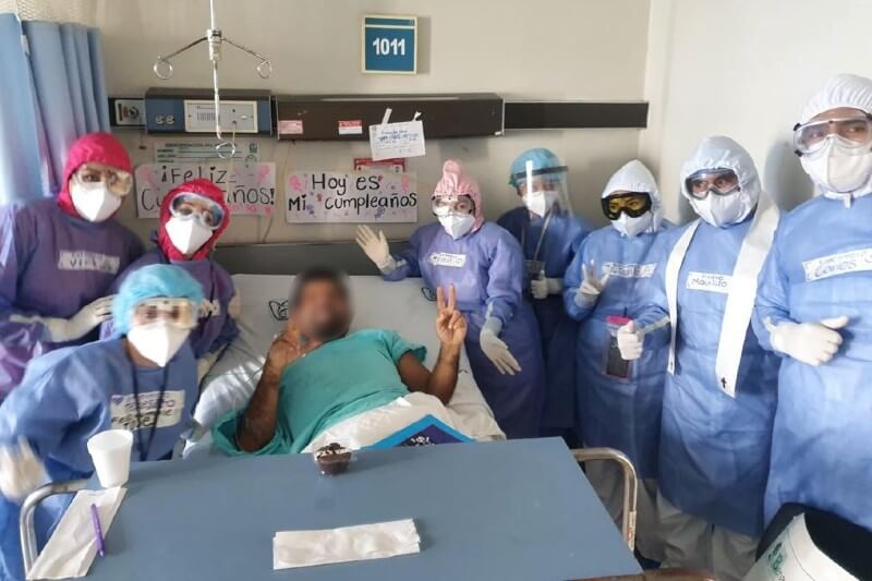 Celebran cumpleaños de paciente con Covid-19 en hospital del IMSS en Jalisco