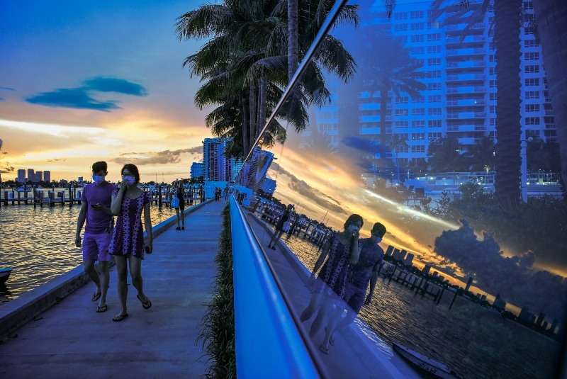Pese a que pandemia se agrava, turistas salen a fiestas en Miami Beach. Noticias en tiempo real