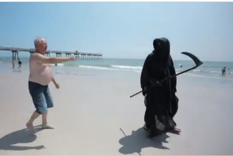 ¡”La muerte” reaparece! Esta vez acude a playas para advertir sobre el peligro del Covid-19 (+video). Noticias en tiempo real