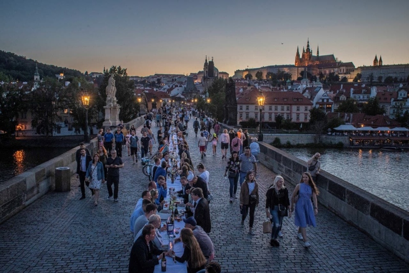 Los checos celebran “el fin de la crisis” de covid con un banquete. Noticias en tiempo real