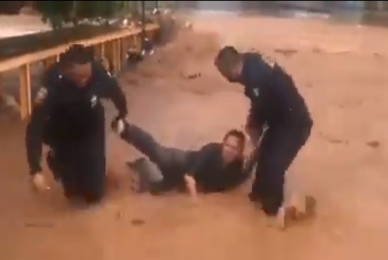 Hombre es arrastrado por la corriente en un arroyo por fuertes lluvias en Sonora (+video). Noticias en tiempo real