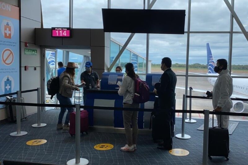 Mexicanos retornados al país esperan en el aeropuerto