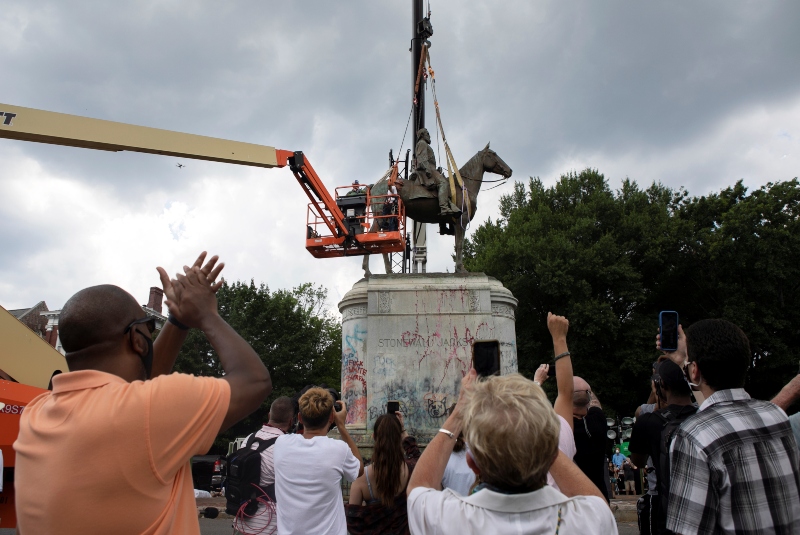Retiran segunda estatua de un militar confederado en Richmond. Noticias en tiempo real