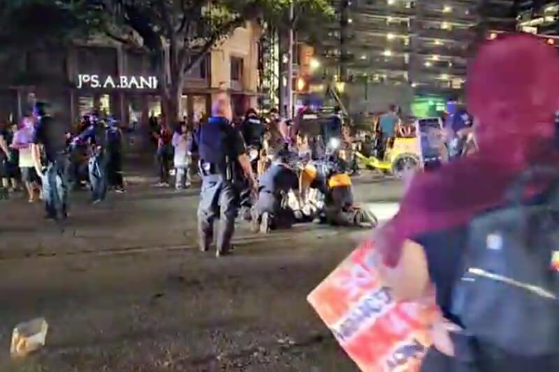 La policía y los manifestantes se reúnen alrededor de un manifestante que recibió un disparo durante una protesta de Black Lives Matter en el centro de Austin, Texas
