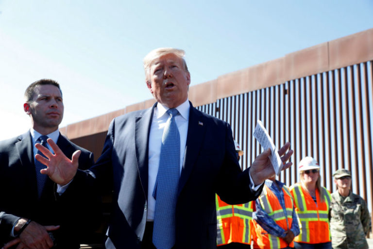 Donald Trump visita el muro fronterizo